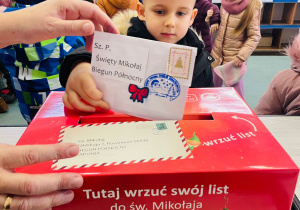 Przedszkolaki listy piszą…do Mikołaja- czyli świąteczna wycieczka na pocztę w ramach preorientacji zawodowej w gr. XI i XII