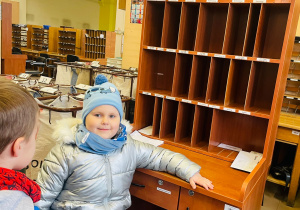 Przedszkolaki listy piszą…do Mikołaja- czyli świąteczna wycieczka na pocztę w ramach preorientacji zawodowej w gr. XI i XII