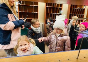 Przedszkolaki listy piszą…do Mikołaja- czyli świąteczna wycieczka na pocztę w ramach preorientacji zawodowej w gr. XI i XII