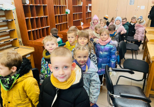 Przedszkolaki listy piszą…do Mikołaja- czyli świąteczna wycieczka na pocztę w ramach preorientacji zawodowej w gr. XI i XII