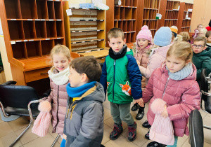 Przedszkolaki listy piszą…do Mikołaja- czyli świąteczna wycieczka na pocztę w ramach preorientacji zawodowej w gr. XI i XII