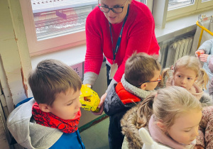 Przedszkolaki listy piszą…do Mikołaja- czyli świąteczna wycieczka na pocztę w ramach preorientacji zawodowej w gr. XI i XII