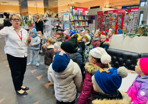 Przedszkolaki listy piszą…do Mikołaja- czyli świąteczna wycieczka na pocztę w ramach preorientacji zawodowej w gr. XI i XII