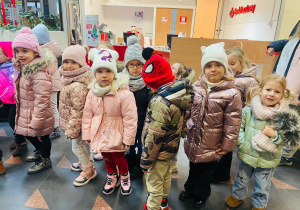 Przedszkolaki listy piszą…do Mikołaja- czyli świąteczna wycieczka na pocztę w ramach preorientacji zawodowej w gr. XI i XII