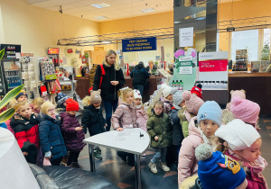 Przedszkolaki listy piszą…do Mikołaja- czyli świąteczna wycieczka na pocztę w ramach preorientacji zawodowej w gr. XI i XII