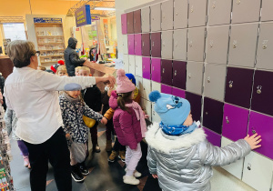 Przedszkolaki listy piszą…do Mikołaja- czyli świąteczna wycieczka na pocztę w ramach preorientacji zawodowej w gr. XI i XII