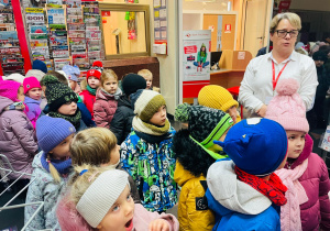 Przedszkolaki listy piszą…do Mikołaja- czyli świąteczna wycieczka na pocztę w ramach preorientacji zawodowej w gr. XI i XII