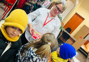 Przedszkolaki listy piszą…do Mikołaja- czyli świąteczna wycieczka na pocztę w ramach preorientacji zawodowej w gr. XI i XII