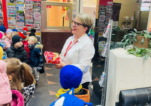 Przedszkolaki listy piszą…do Mikołaja- czyli świąteczna wycieczka na pocztę w ramach preorientacji zawodowej w gr. XI i XII