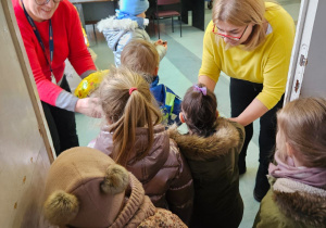 Przedszkolaki listy piszą…do Mikołaja- czyli świąteczna wycieczka na pocztę w ramach preorientacji zawodowej w gr. XI i XII