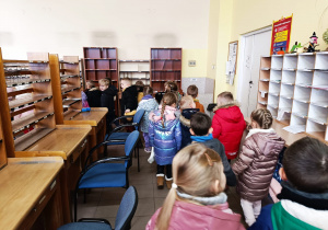 Przedszkolaki listy piszą…do Mikołaja- czyli świąteczna wycieczka na pocztę w ramach preorientacji zawodowej w gr. XI i XII