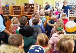 Przedszkolaki listy piszą…do Mikołaja- czyli świąteczna wycieczka na pocztę w ramach preorientacji zawodowej w gr. XI i XII