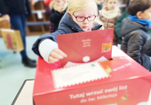 Przedszkolaki listy piszą…do Mikołaja- czyli świąteczna wycieczka na pocztę w ramach preorientacji zawodowej w gr. XI i XII