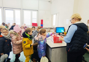 Przedszkolaki listy piszą…do Mikołaja- czyli świąteczna wycieczka na pocztę w ramach preorientacji zawodowej w gr. XI i XII