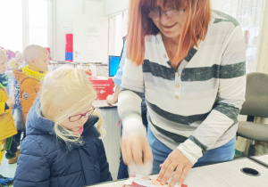 Przedszkolaki listy piszą…do Mikołaja- czyli świąteczna wycieczka na pocztę w ramach preorientacji zawodowej w gr. XI i XII