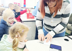 Przedszkolaki listy piszą…do Mikołaja- czyli świąteczna wycieczka na pocztę w ramach preorientacji zawodowej w gr. XI i XII