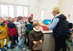 Przedszkolaki listy piszą…do Mikołaja- czyli świąteczna wycieczka na pocztę w ramach preorientacji zawodowej w gr. XI i XII