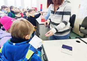 Przedszkolaki listy piszą…do Mikołaja- czyli świąteczna wycieczka na pocztę w ramach preorientacji zawodowej w gr. XI i XII