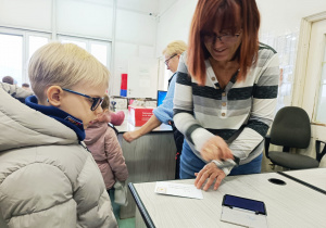 Przedszkolaki listy piszą…do Mikołaja- czyli świąteczna wycieczka na pocztę w ramach preorientacji zawodowej w gr. XI i XII