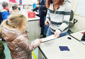 Przedszkolaki listy piszą…do Mikołaja- czyli świąteczna wycieczka na pocztę w ramach preorientacji zawodowej w gr. XI i XII