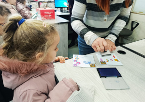 Przedszkolaki listy piszą…do Mikołaja- czyli świąteczna wycieczka na pocztę w ramach preorientacji zawodowej w gr. XI i XII