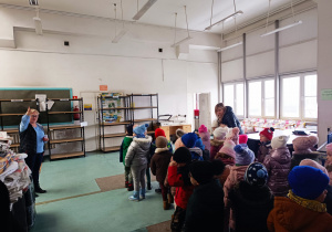 Przedszkolaki listy piszą…do Mikołaja- czyli świąteczna wycieczka na pocztę w ramach preorientacji zawodowej w gr. XI i XII