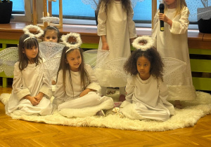 „Lulajże Jezuniu” - jasełka bożonarodzeniowe w grupa V