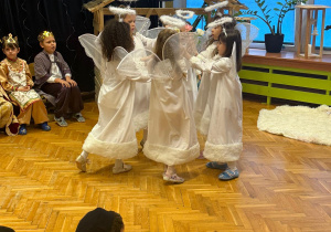 „Lulajże Jezuniu” - jasełka bożonarodzeniowe w grupa V