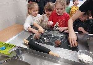 Warsztaty Pieczenia Pierników w Zespole Szkół im. Mikołaja Kopernika w Koninie - grupa V