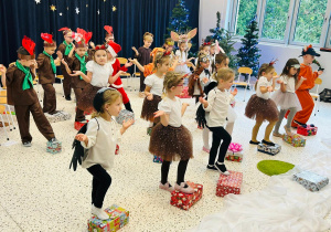 "Świąteczne zamieszanie" - uroczystość choinkowa w gr. XI