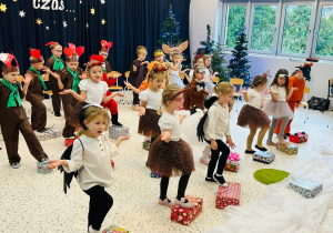 "Świąteczne zamieszanie" - uroczystość choinkowa w gr. XI