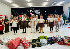 "Świąteczne zamieszanie" - uroczystość choinkowa w gr. XI
