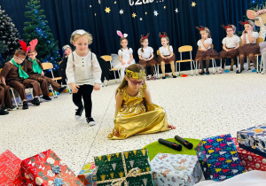 "Świąteczne zamieszanie" - uroczystość choinkowa w gr. XI