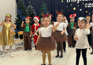 "Świąteczne zamieszanie" - uroczystość choinkowa w gr. XI