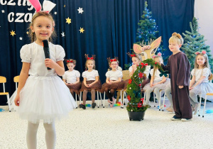 "Świąteczne zamieszanie" - uroczystość choinkowa w gr. XI