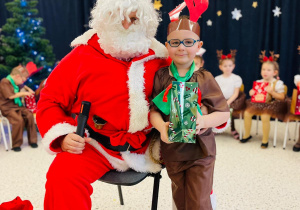 "Świąteczne zamieszanie" - uroczystość choinkowa w gr. XI