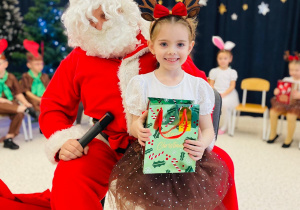 "Świąteczne zamieszanie" - uroczystość choinkowa w gr. XI