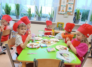 "Święta tuż, tuż..."- czyli wspólne piernikowanie w grupie XII