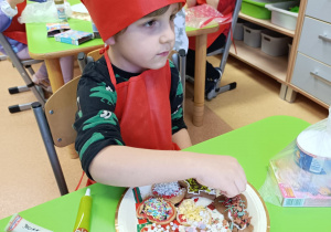 "Święta tuż, tuż..."- czyli wspólne piernikowanie w grupie XII