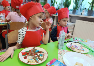 "Święta tuż, tuż..."- czyli wspólne piernikowanie w grupie XII