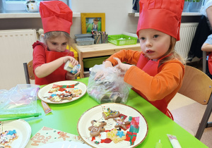 "Święta tuż, tuż..."- czyli wspólne piernikowanie w grupie XII