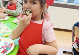 "Święta tuż, tuż..."- czyli wspólne piernikowanie w grupie XII