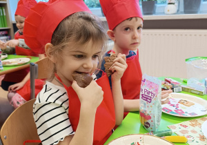 "Święta tuż, tuż..."- czyli wspólne piernikowanie w grupie XII