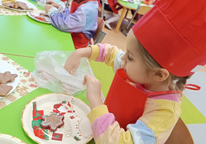 "Święta tuż, tuż..."- czyli wspólne piernikowanie w grupie XII