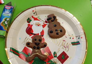 "Święta tuż, tuż..."- czyli wspólne piernikowanie w grupie XII