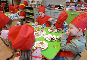 "Święta tuż, tuż..."- czyli wspólne piernikowanie w grupie XII"Święta tuż, tuż..."- czyli wspólne piernikowanie w grupie XII