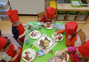 "Święta tuż, tuż..."- czyli wspólne piernikowanie w grupie XII