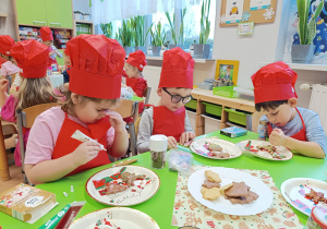 "Święta tuż, tuż..."- czyli wspólne piernikowanie w grupie XII