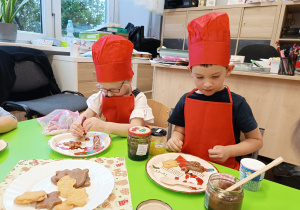 "Święta tuż, tuż..."- czyli wspólne piernikowanie w grupie XII