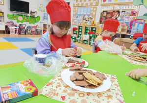 "Święta tuż, tuż..."- czyli wspólne piernikowanie w grupie XII